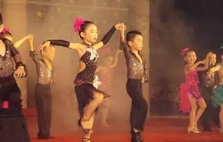 拉丁舞视频表演,激情四溢!拉丁舞视频表演魅力瞬间